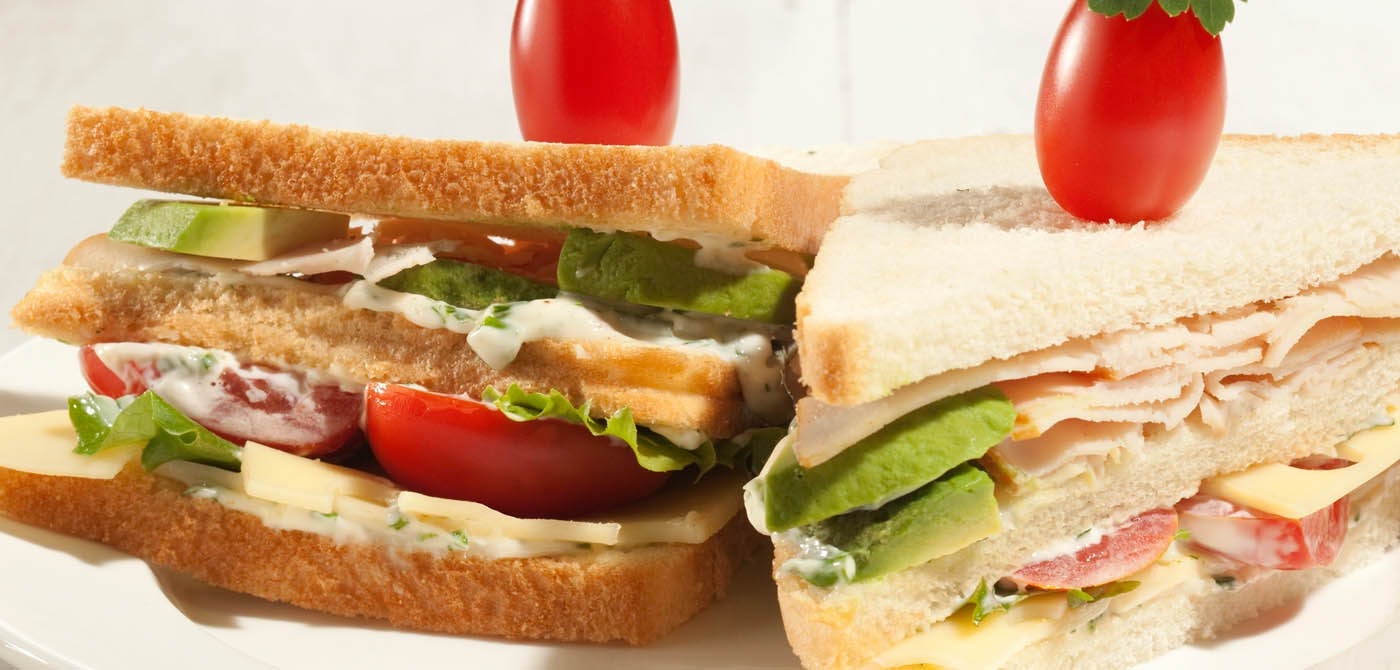 Club Sandwich met avocado, gerookte kip en kruiden mayonaise