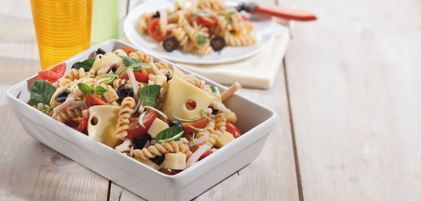 Italiaanse pasta salade met gerookte kip