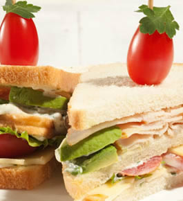 Club Sandwich met avocado, gerookte kip en kruiden mayonaise